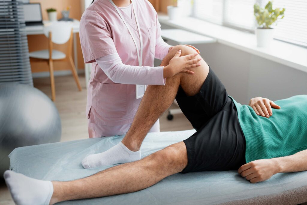 Fisioterapeuta tratando a un deportista en rehabilitación